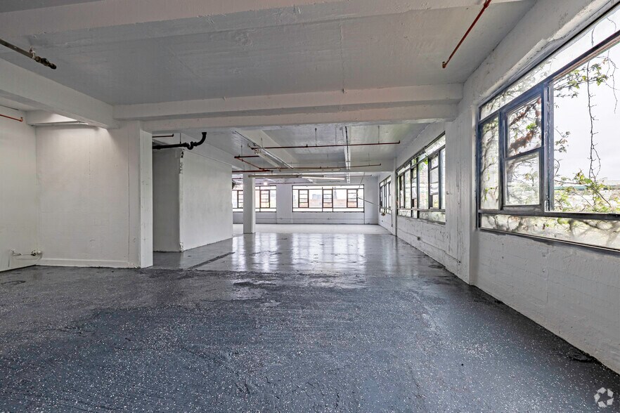 More Photos Of 753-755 E 134th St, Bronx Warehouse For Lease