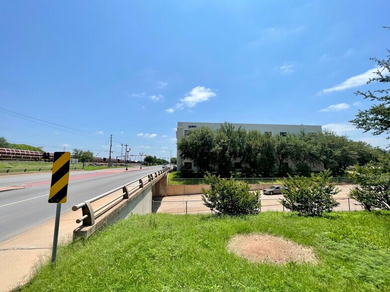 More Photos Of 901 S 1st St, Abilene Office For Lease