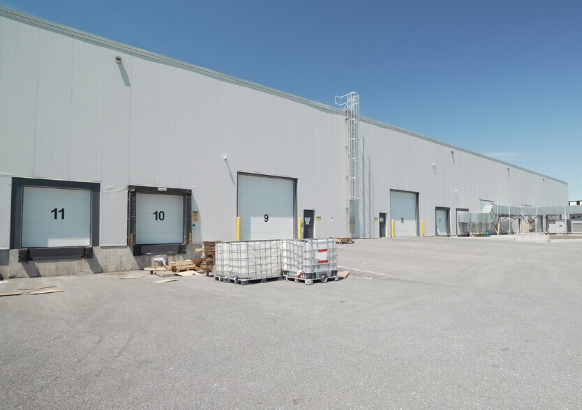 More Photos Of 960-1000 Rue Parent, St-Bruno-de-Montarville Distribution For Lease