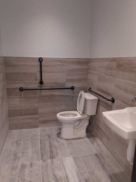 More Photos Of 1 Distribution Dr, Bloomingburg Warehouse For Lease