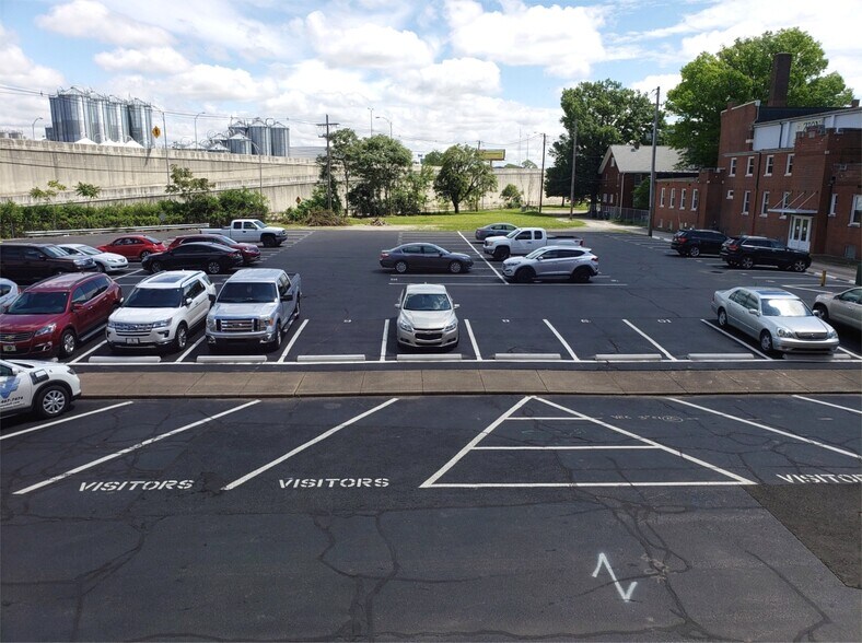 More Photos Of 420 NW 5th St, Evansville Office For Lease