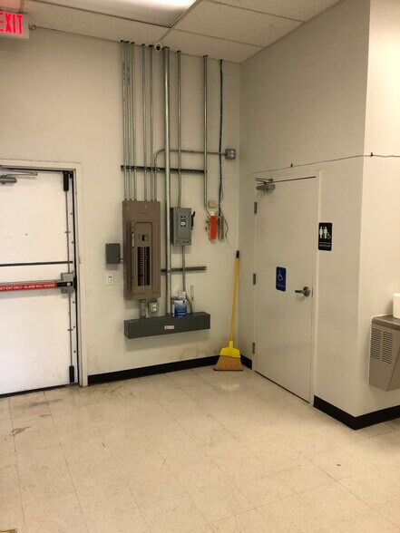 More Photos Of 5201 W 34th St, Houston Freestanding For Lease