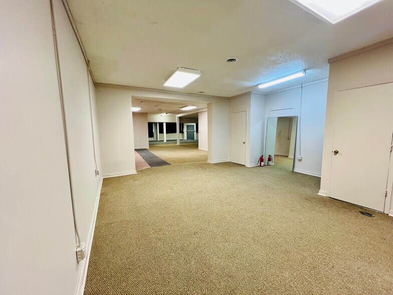 More Photos Of 1938 Airport Hwy, Toledo Freestanding For Sale