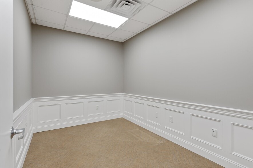 More Photos Of 300 Pantigo Pl, East Hampton Office Residential For Lease