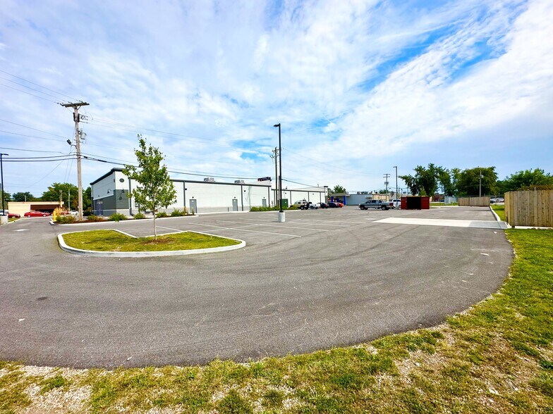 More Photos Of 2101 S 3rd St, Terre Haute Storefront For Lease