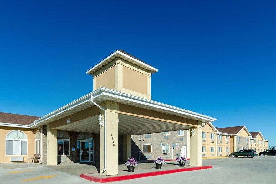 More Photos Of 1420 W 3rd St, Alliance Hotel For Sale