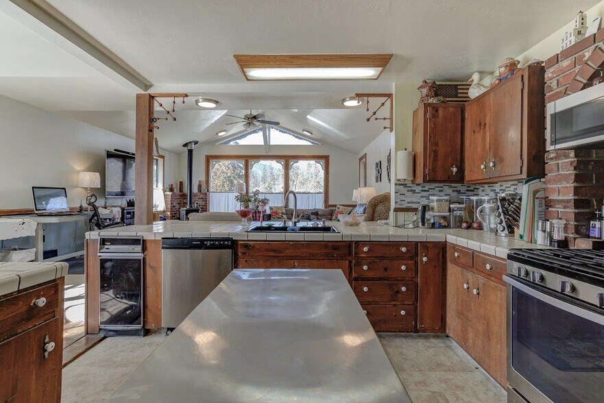 More Photos Of 718 Main St, Weaverville Hotel For Sale