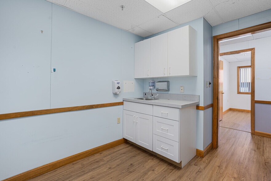 More Photos Of 24 Salt Pond Rd, Wakefield Medical For Sale