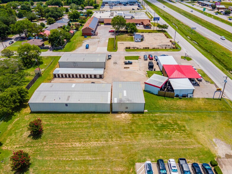 More Photos Of 2000 Front St, Kaufman Warehouse For Lease