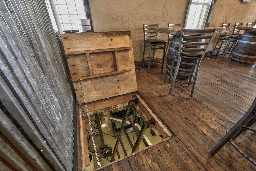 More Photos Of 121 8th St, Colusa Showroom For Sale