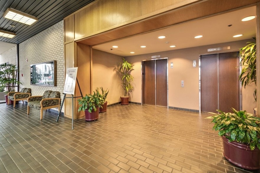 More Photos Of 1310 W Stewart Dr, Orange Medical For Sale