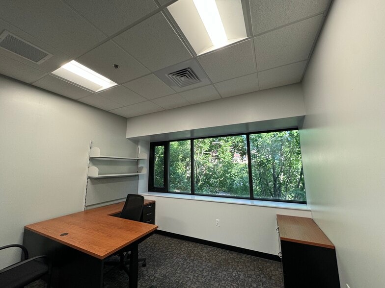 More Photos Of 1441 Main St, Springfield Office For Lease