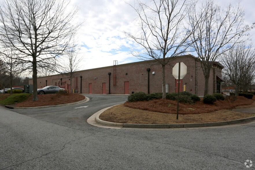 More Photos Of 30 E Crossville Rd, Roswell Freestanding For Lease