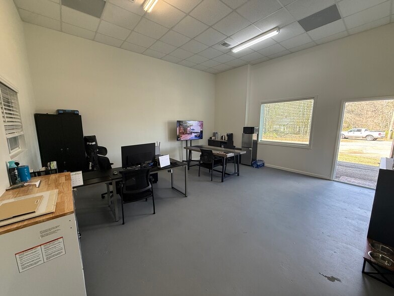 More Photos Of 9 Duffey Dr, Lagrange Warehouse For Lease