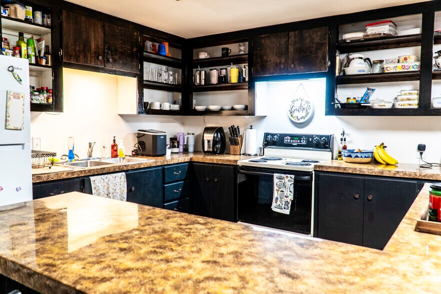 More Photos Of 120 N Main St, Yale Light Manufacturing For Sale