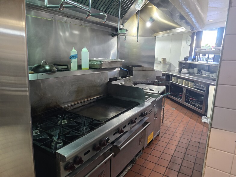 More Photos Of 125 E Tahquitz Canyon Way, Palm Springs Storefront For Lease