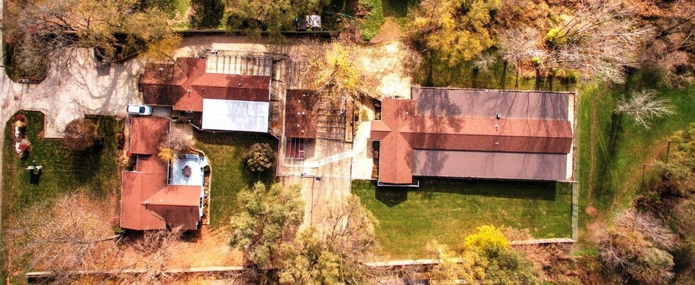 More Photos Of 4403 S Roberts Rd, Island Lake Veterinarian Kennel For Sale