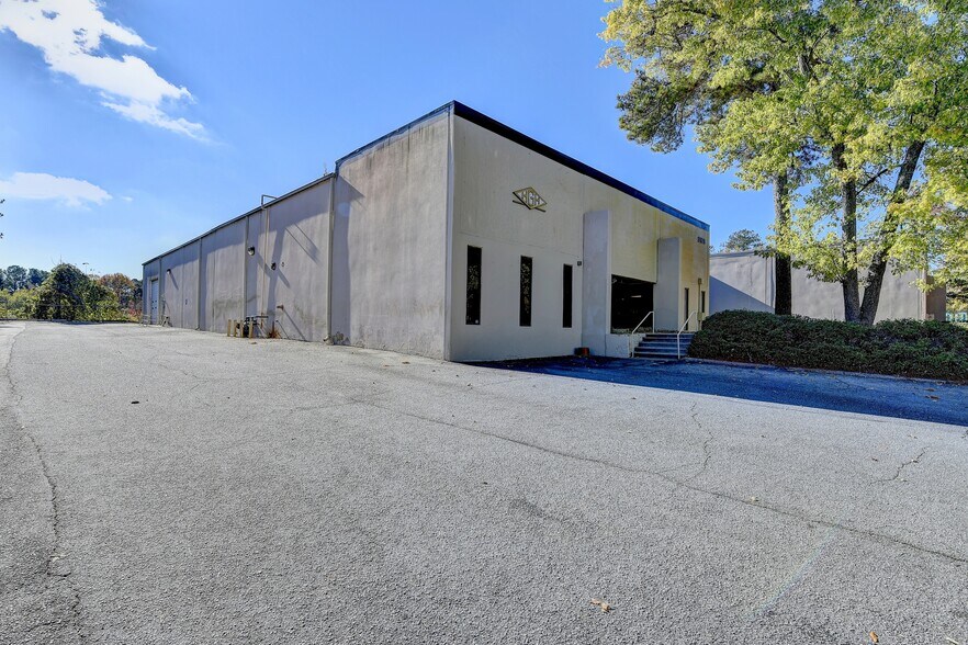 More Photos Of 2679 Peachtree Sq, Doraville Warehouse For Sale