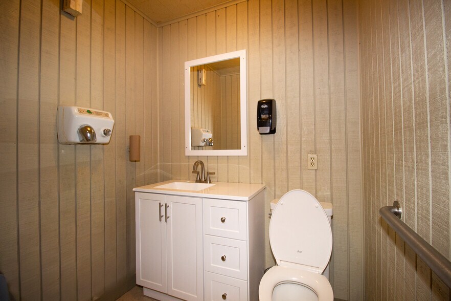 More Photos Of 47506 US-290 BUS, Hempstead Convenience Store For Sale