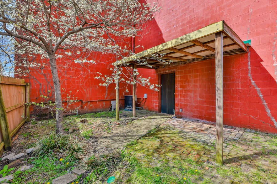 More Photos Of 126 N Wilson St, Dresden General Retail For Sale