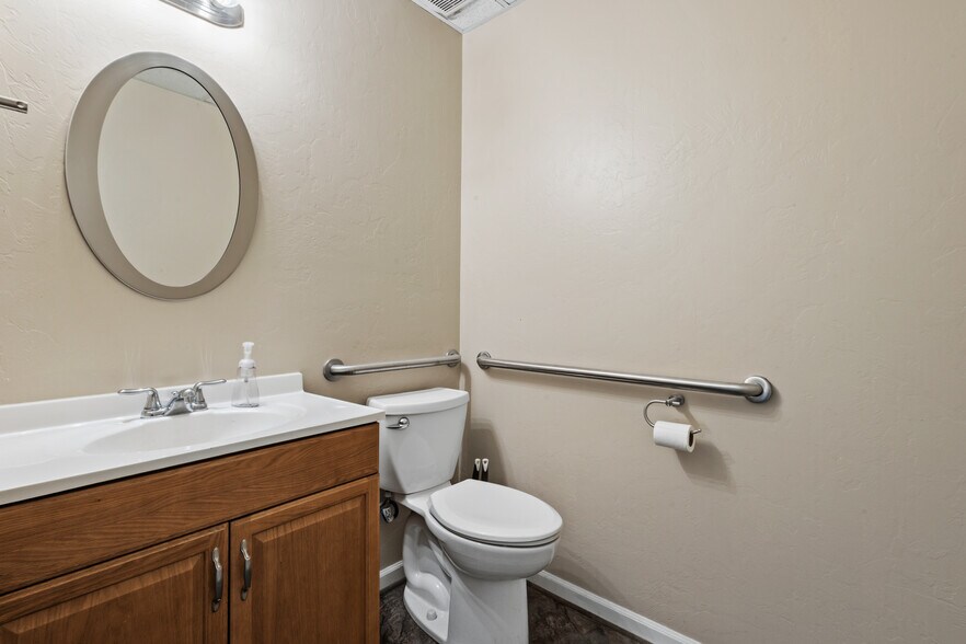 More Photos Of 320 Denny Ct, Montrose Self Storage For Sale