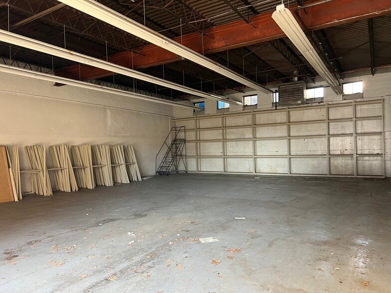 More Photos Of 262-264 E Vine St, Lexington Light Distribution For Lease
