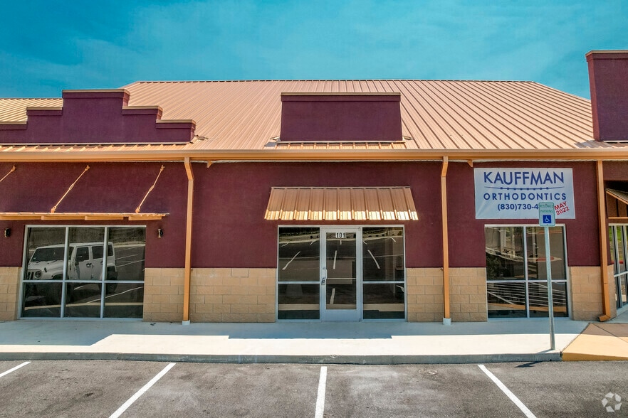 More Photos Of 2009 S Walnut Ave, New Braunfels Storefront For Lease