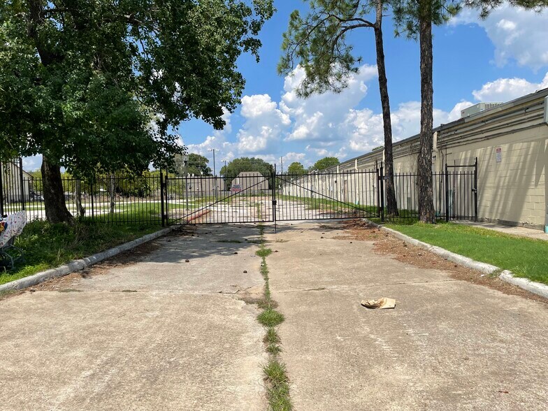 More Photos Of 4702 FM 1960 W, Houston Land For Lease