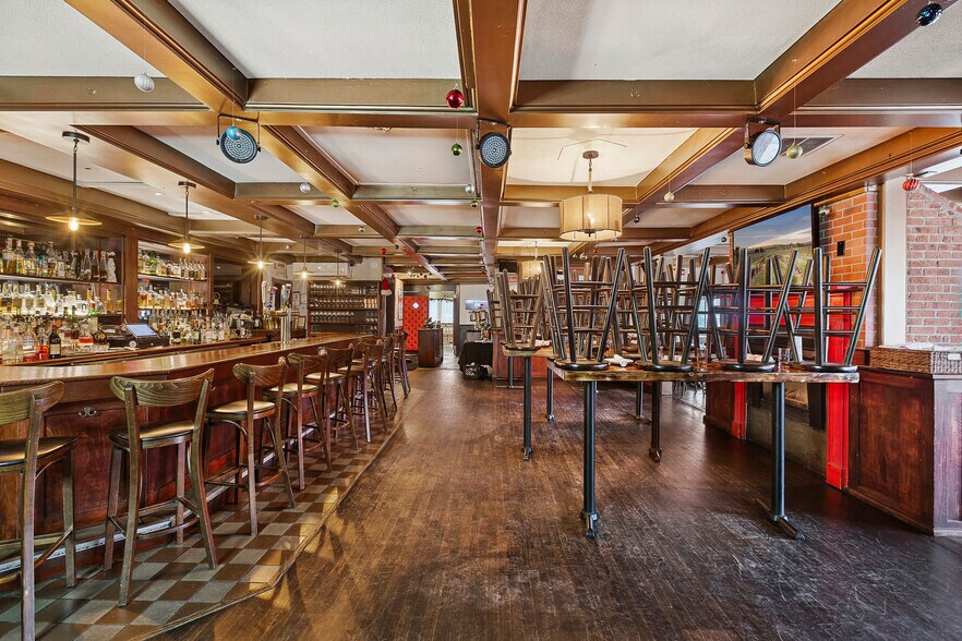 More Photos Of 40-21 Bowden Sq, Southampton Restaurant For Lease