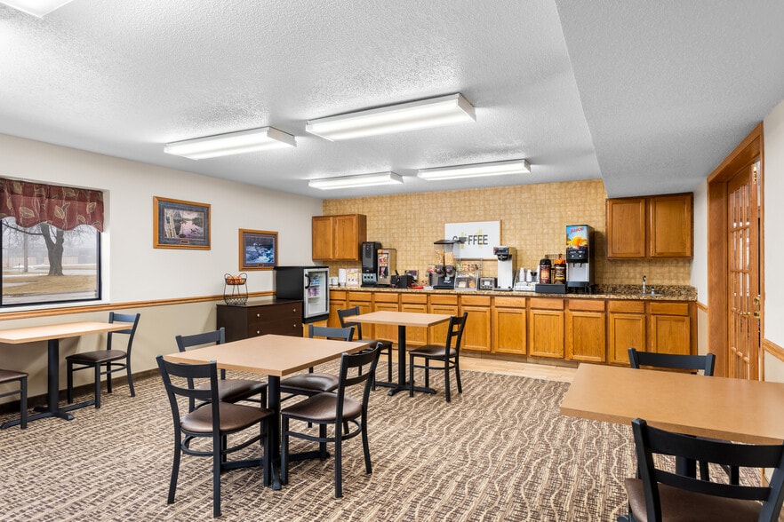 More Photos Of 210 10th St SE, Oelwein Hotel For Sale