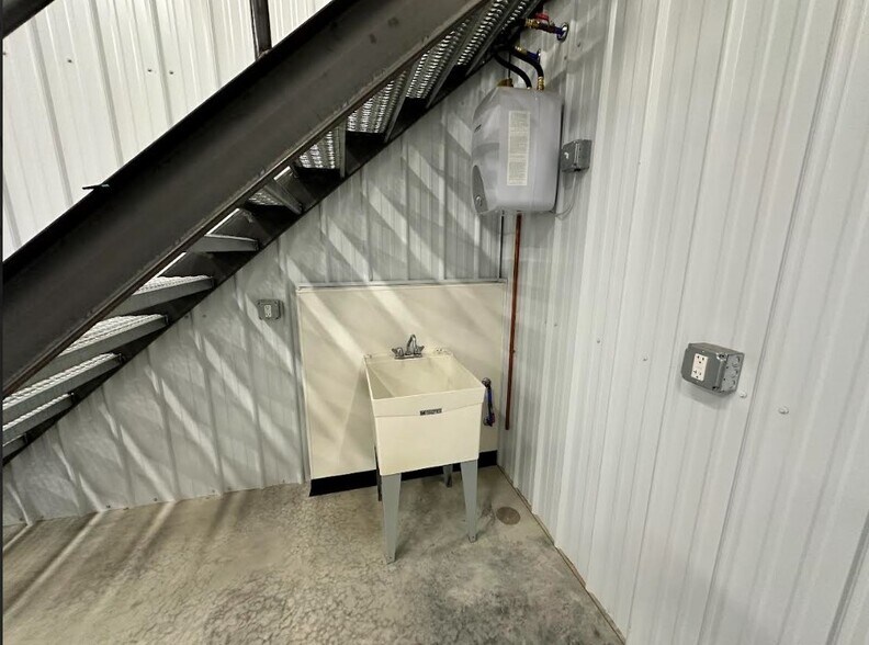 More Photos Of 720 Blackhawk St, Billings Warehouse For Sale