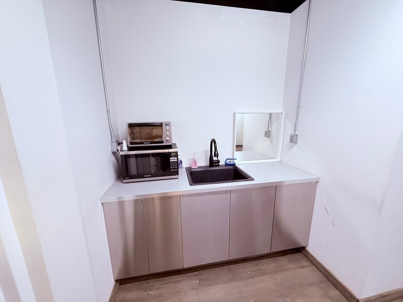 More Photos Of 391 Bank St, Ottawa Storefront Retail Office For Sale