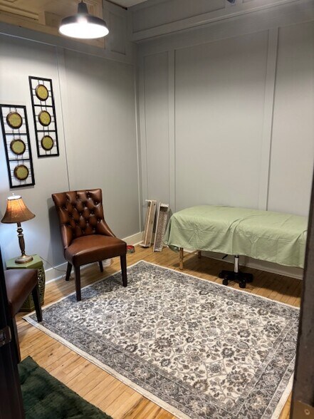 More Photos Of 160 S Poplar St, Elizabethtown Showroom For Lease