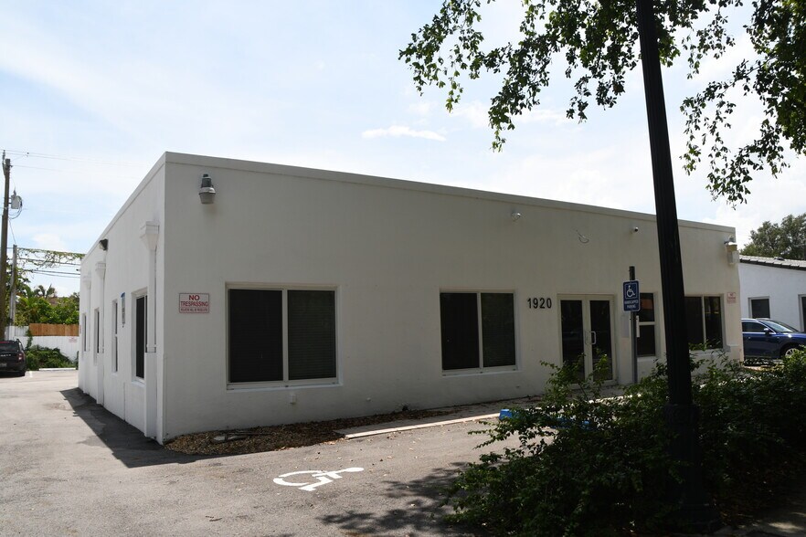 More Photos Of 1920 SW 22nd St, Miami Medical For Lease