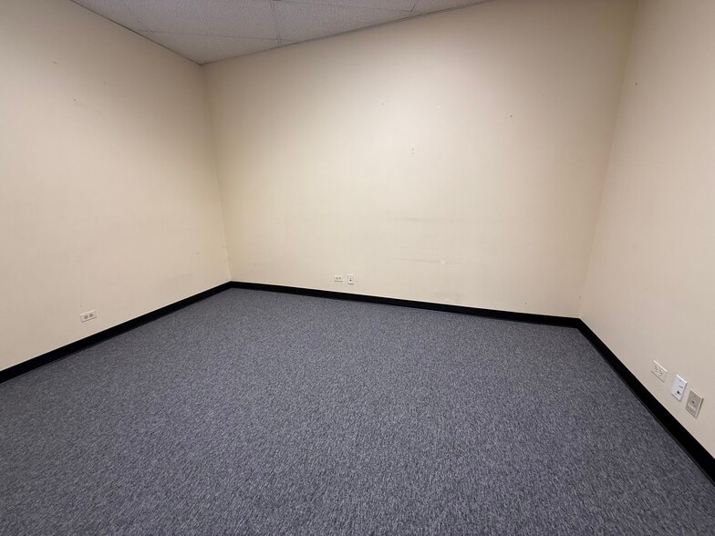 More Photos Of 1881 Industrial Dr, Libertyville Warehouse For Lease