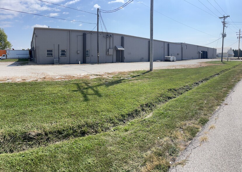 More Photos Of 212 Lions Estates Dr, Jonesburg Warehouse For Lease