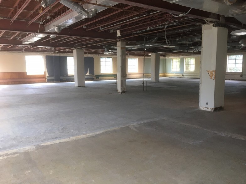 More Photos Of 2-4 S Portage St, Westfield Office For Lease