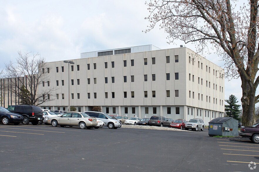 More Photos Of 4755 Kingsway Dr, Indianapolis Office For Lease