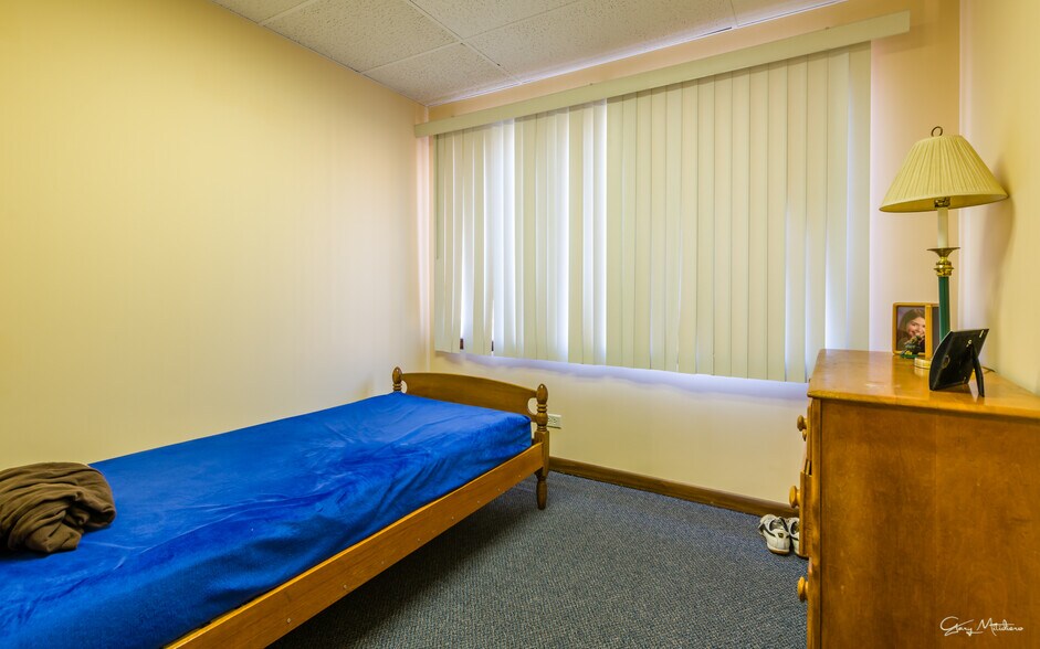 More Photos Of 9757 S Kedzie Ave, Evergreen Park Office For Sale