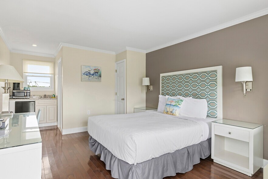 More Photos Of 53 W Tiana Rd, Hampton Bays Hotel For Sale