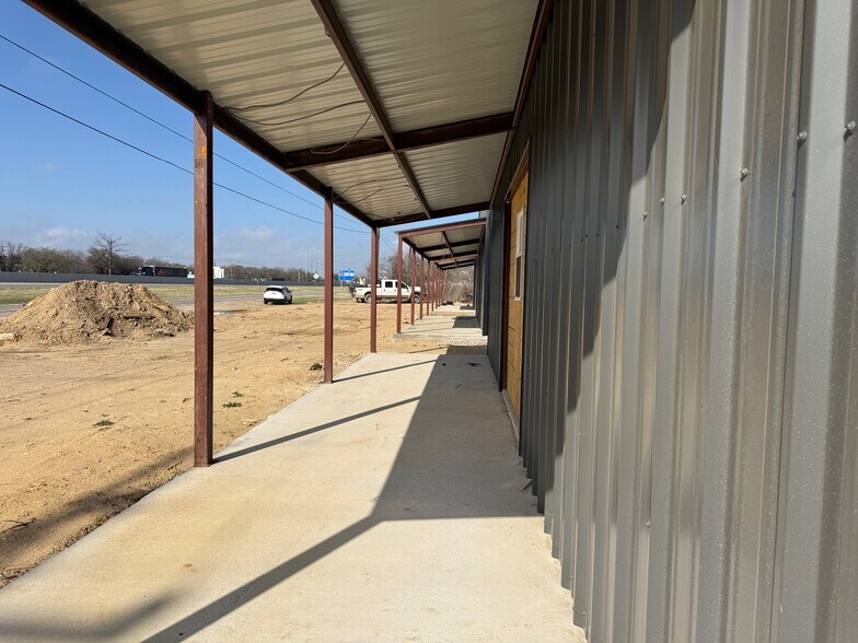 More Photos Of 506 S Access Rd, Clyde Flex For Lease