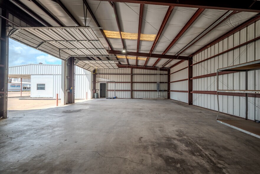 More Photos Of 619 E Jackson St, El Campo Warehouse For Lease