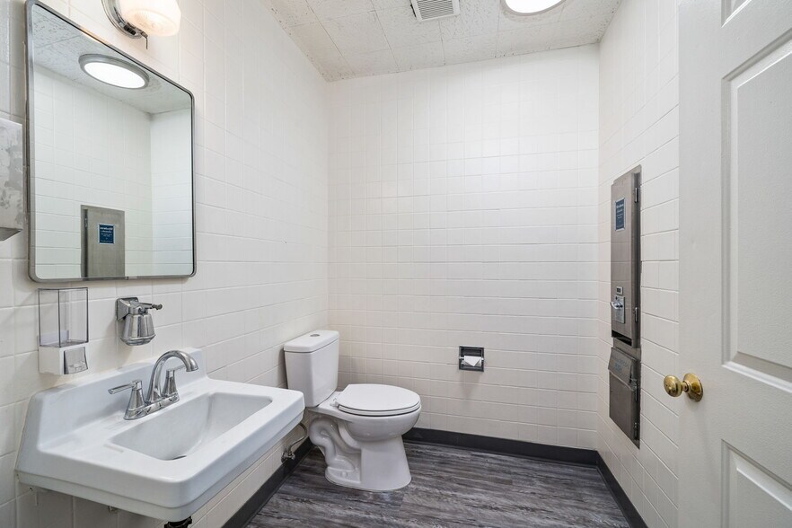 More Photos Of 2000-2008 E Broadway Blvd, Tucson Office Residential For Lease