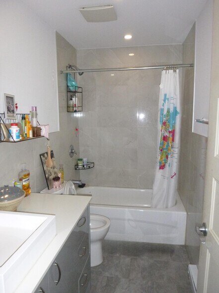 More Photos Of 6784-6786 Boul Saint-Laurent, Montréal Storefront Retail Residential For Sale