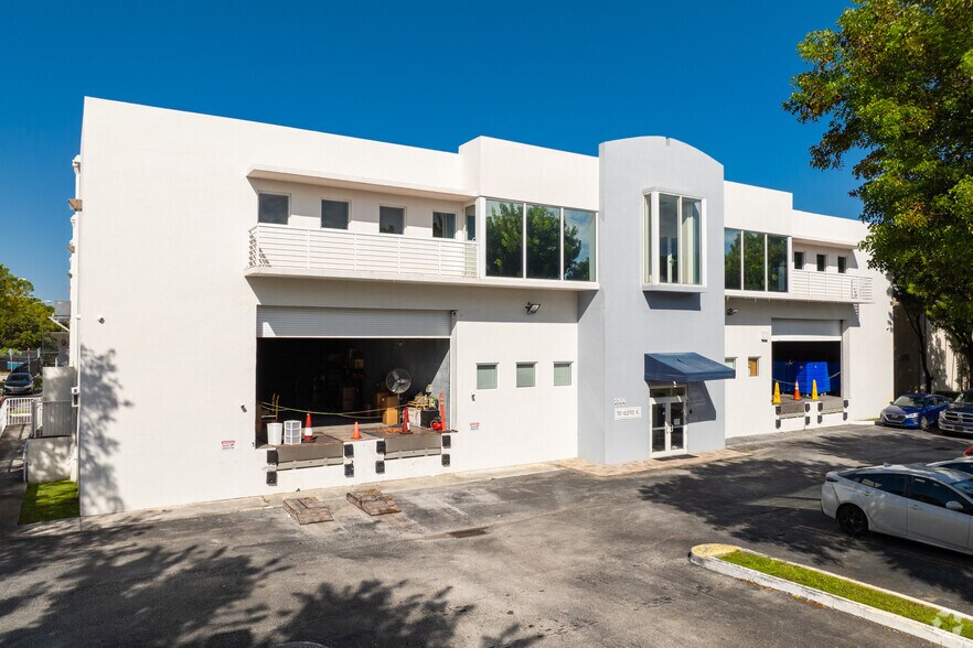Primary Photo Of 2100 Nw 102nd Pl, Doral Warehouse For Lease