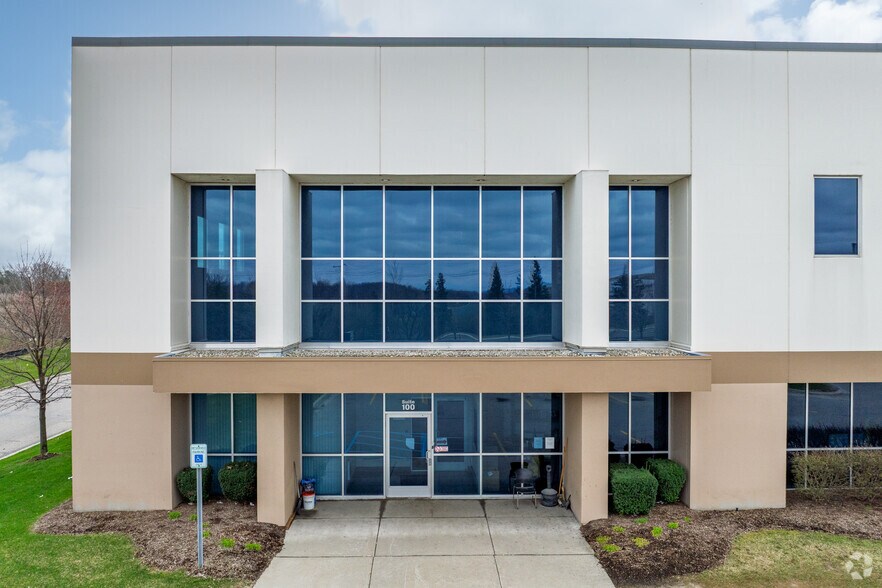 More Photos Of 315 W Silverbell Rd, Orion Warehouse For Lease