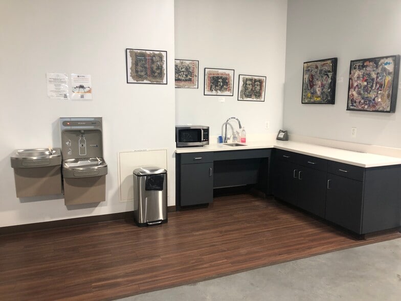 More Photos Of 4229 N FM 620 Hwy, Austin Showroom For Sale