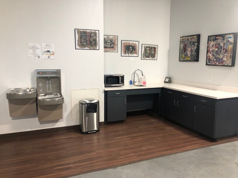 More Photos Of 4229 N FM 620 Hwy, Austin Showroom For Sale