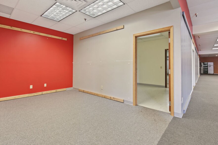 More Photos Of 110-114 S Rum River Dr, Princeton General Retail For Lease