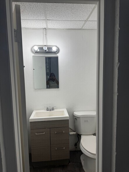 More Photos Of 3916 N 29th Ave, Hollywood Manufacturing For Lease